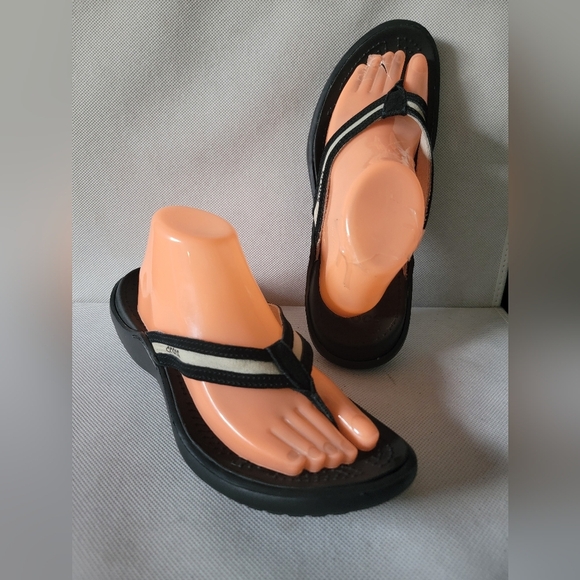 CROCS BLACK FLIP FLOPS SANDALS (sz 10)‎ - Picture 1 of 5